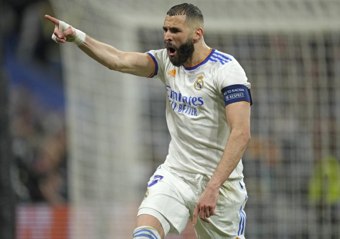 Karim Benzema esulta con la maglia del Real