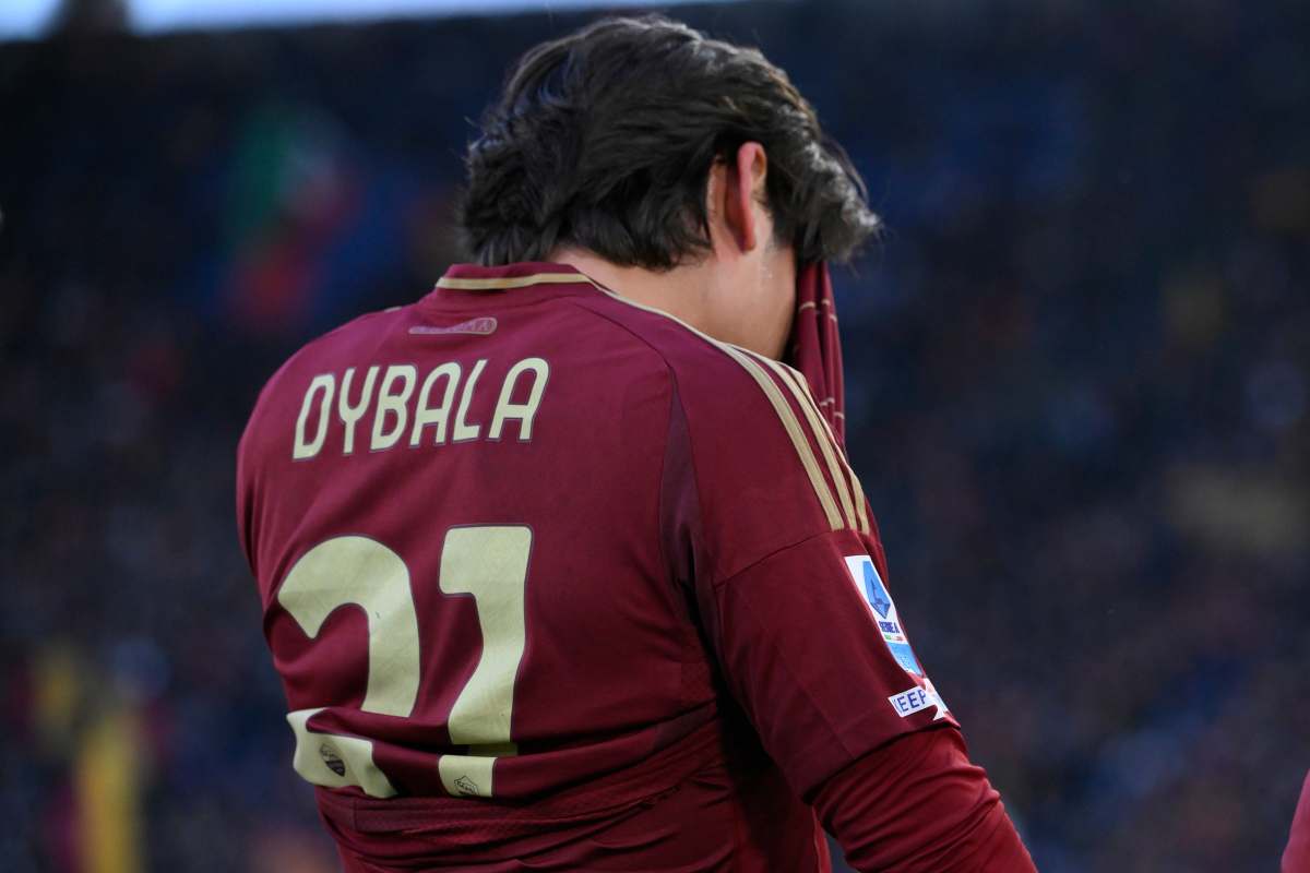 Dybala con le mani sul viso
