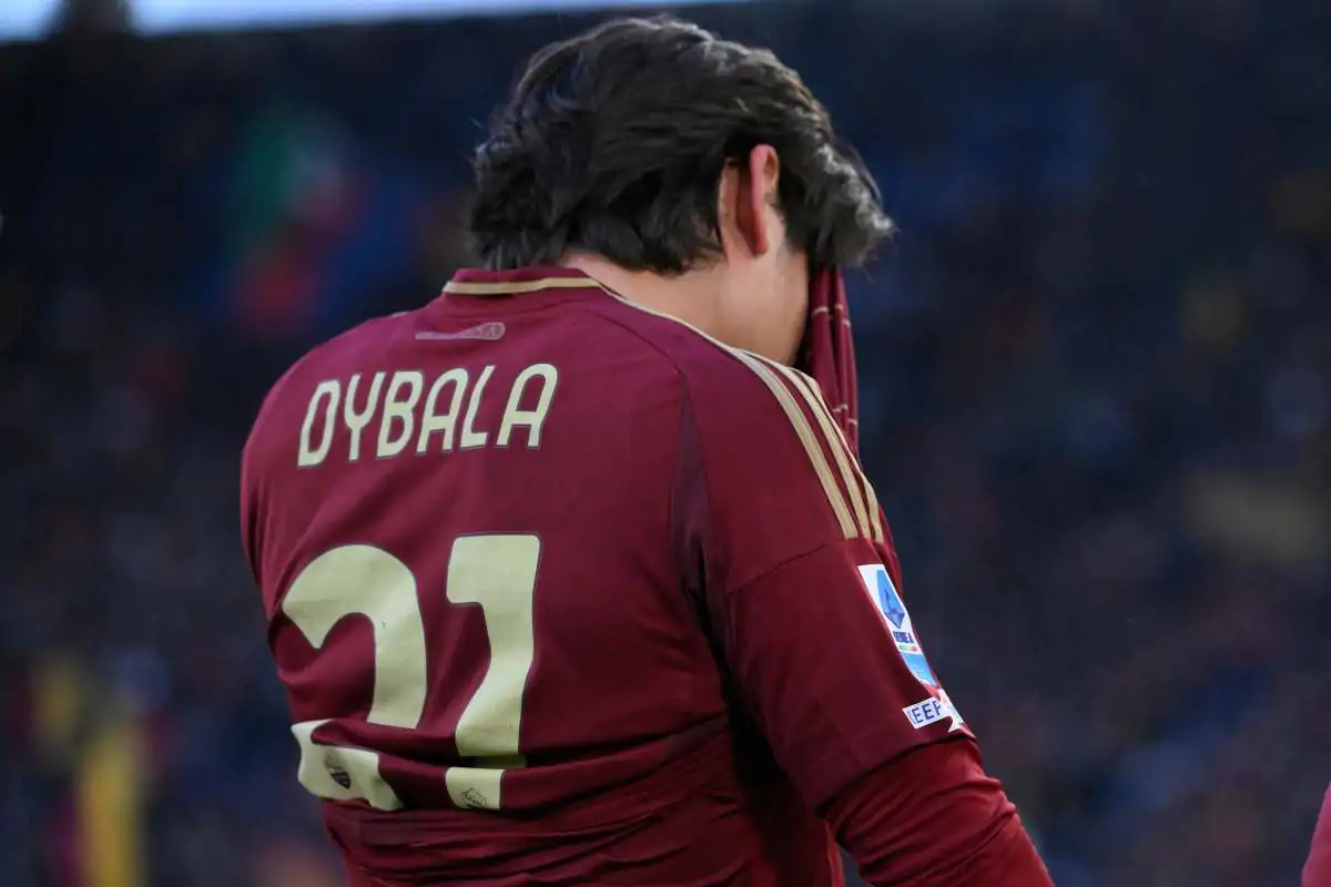Dybala con le mani sul viso