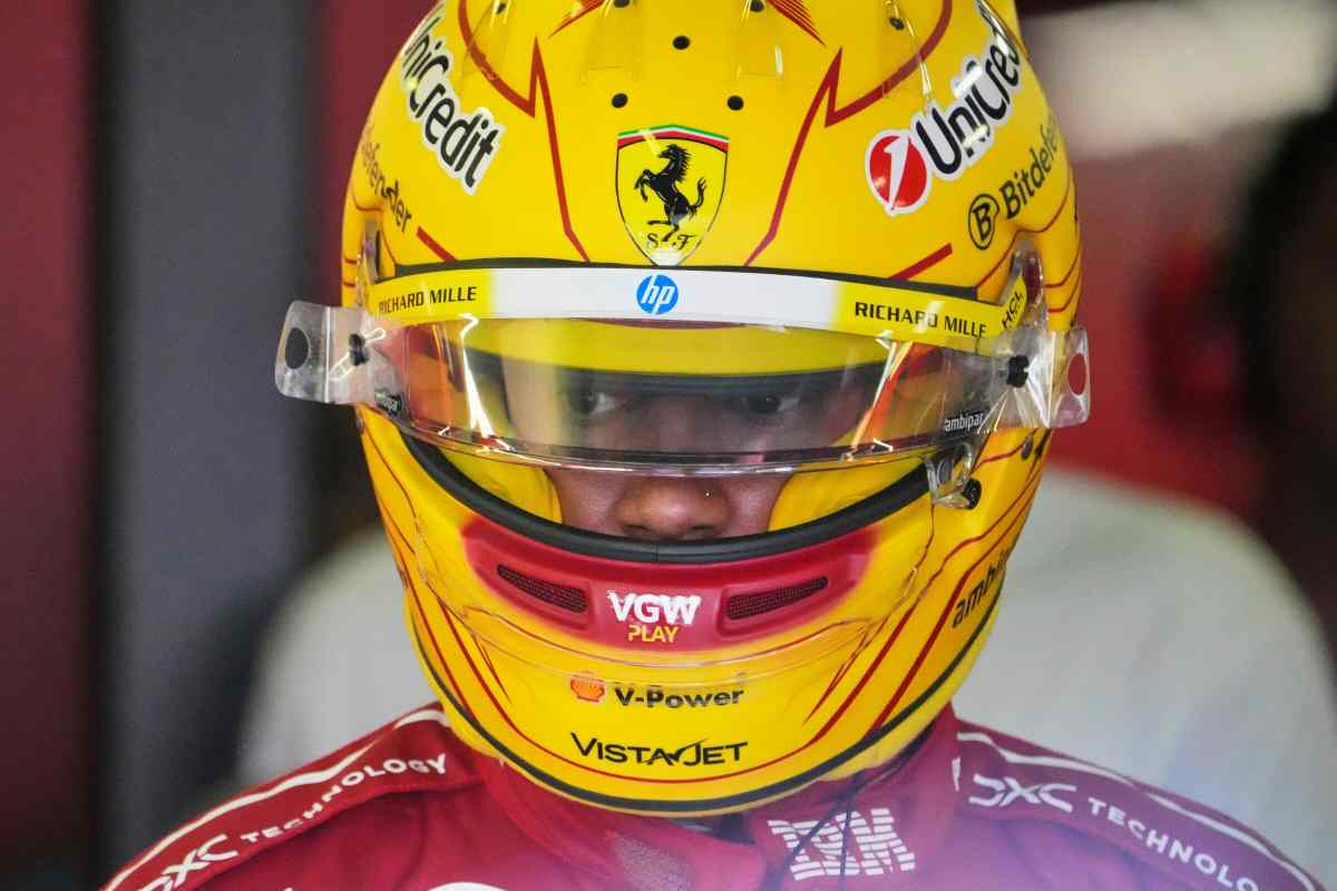Hamilton concentrato con il casco da gara