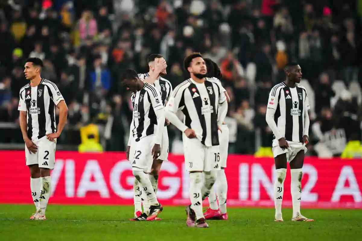 Giocatori Juventus in campo delusi