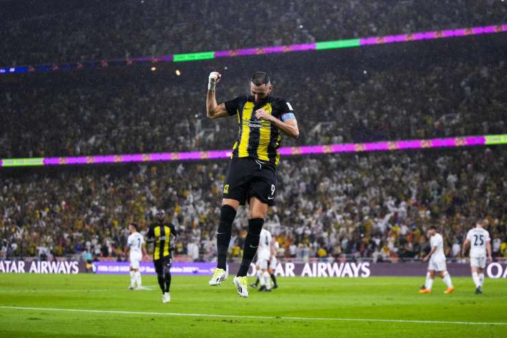 Karim Benzema esulta con la maglia dell'Al Ittihad