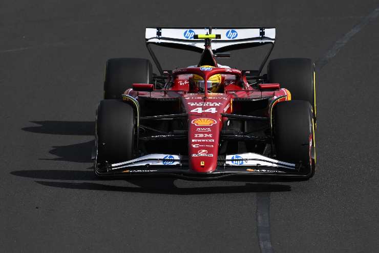 Lewis Hamilton a bordo della sua Ferrari