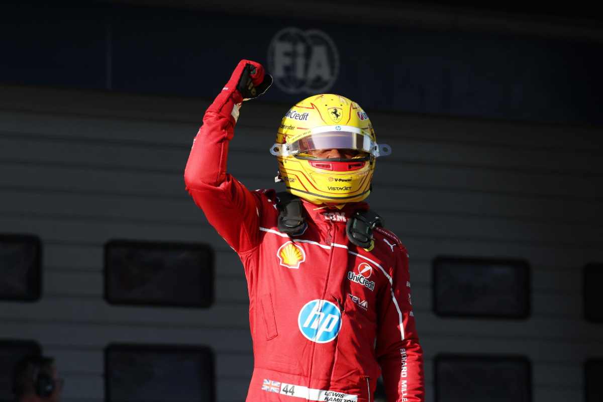 Lewis Hamilton esulta