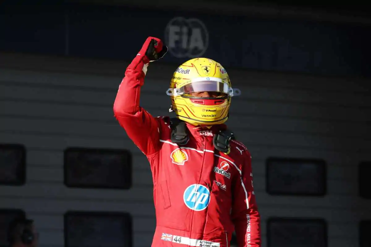 Lewis Hamilton esulta
