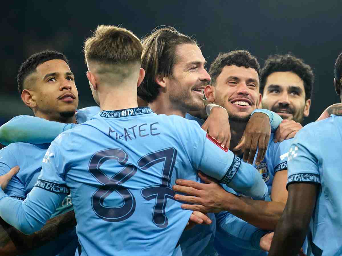 Grealish esulta con i compagni