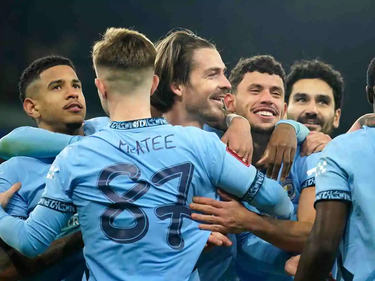 Grealish esulta con i compagni