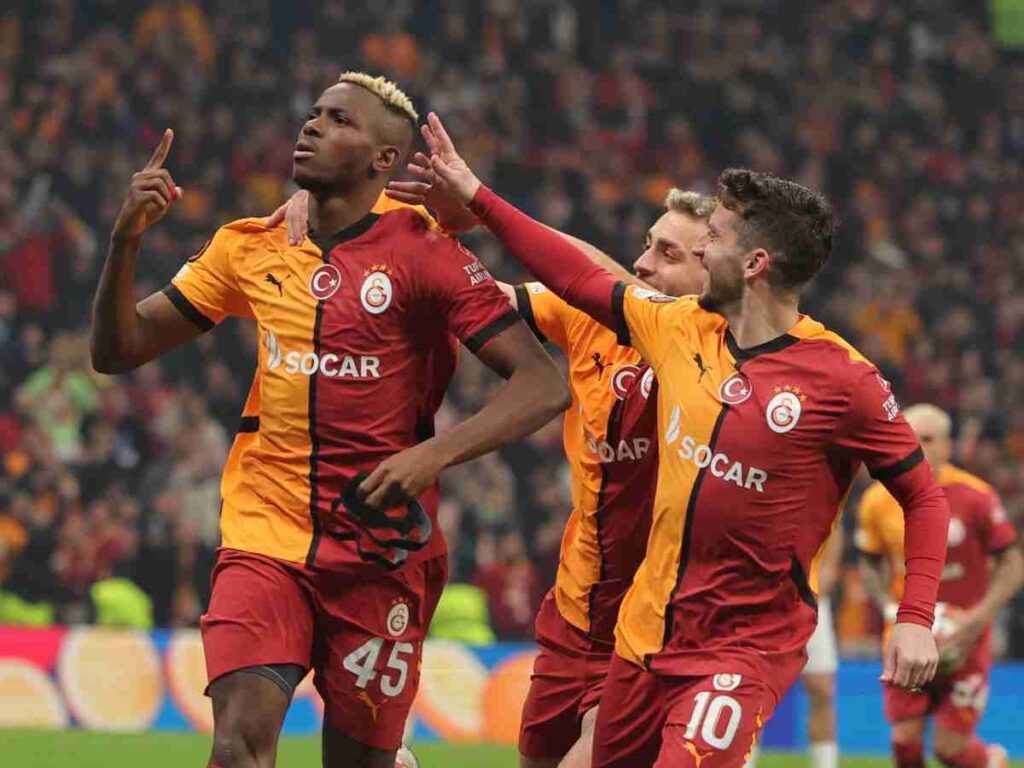Osimhen esulta dopo un gol
