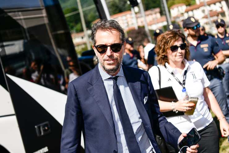 Paratici sorride