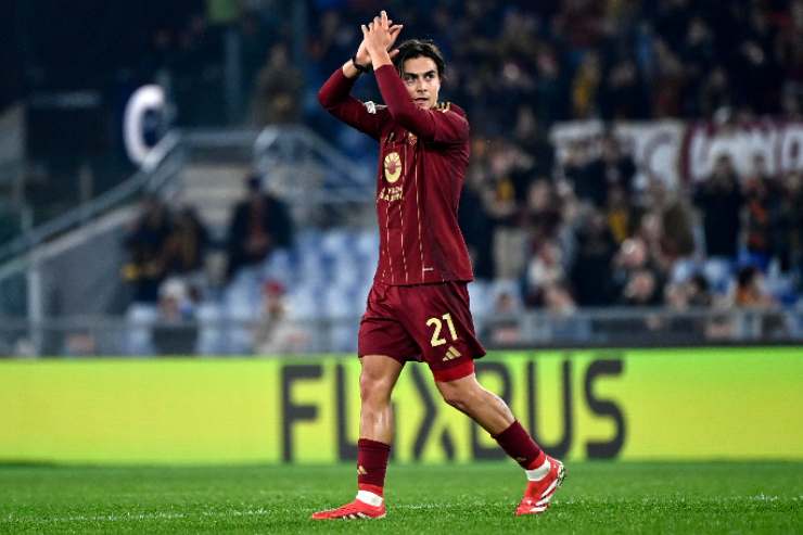 Paulo Dybala applaude