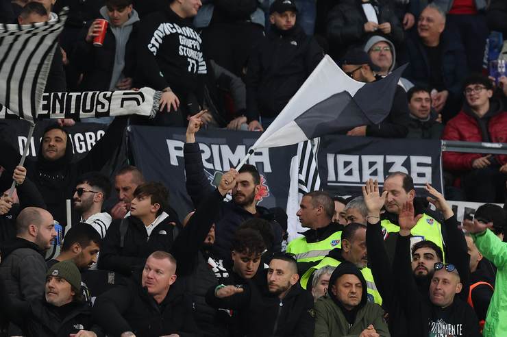 I tifosi lasciano il campo
