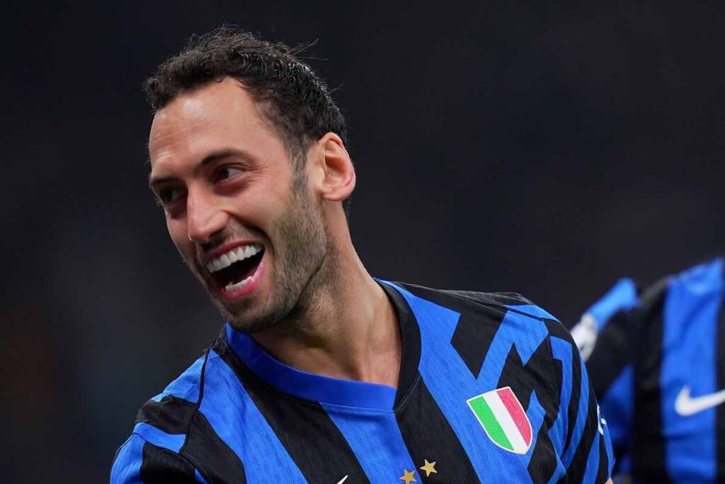 Calhanoglu ride con la maglia dell'Inter