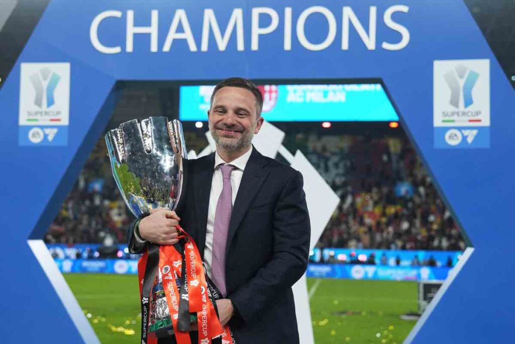 Furlani sorridente con la Supercoppa Italiana
