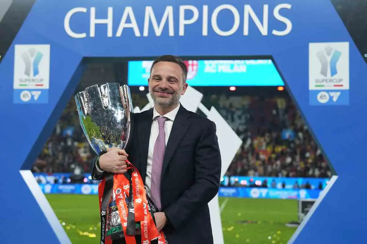 Furlani sorridente con la Supercoppa Italiana