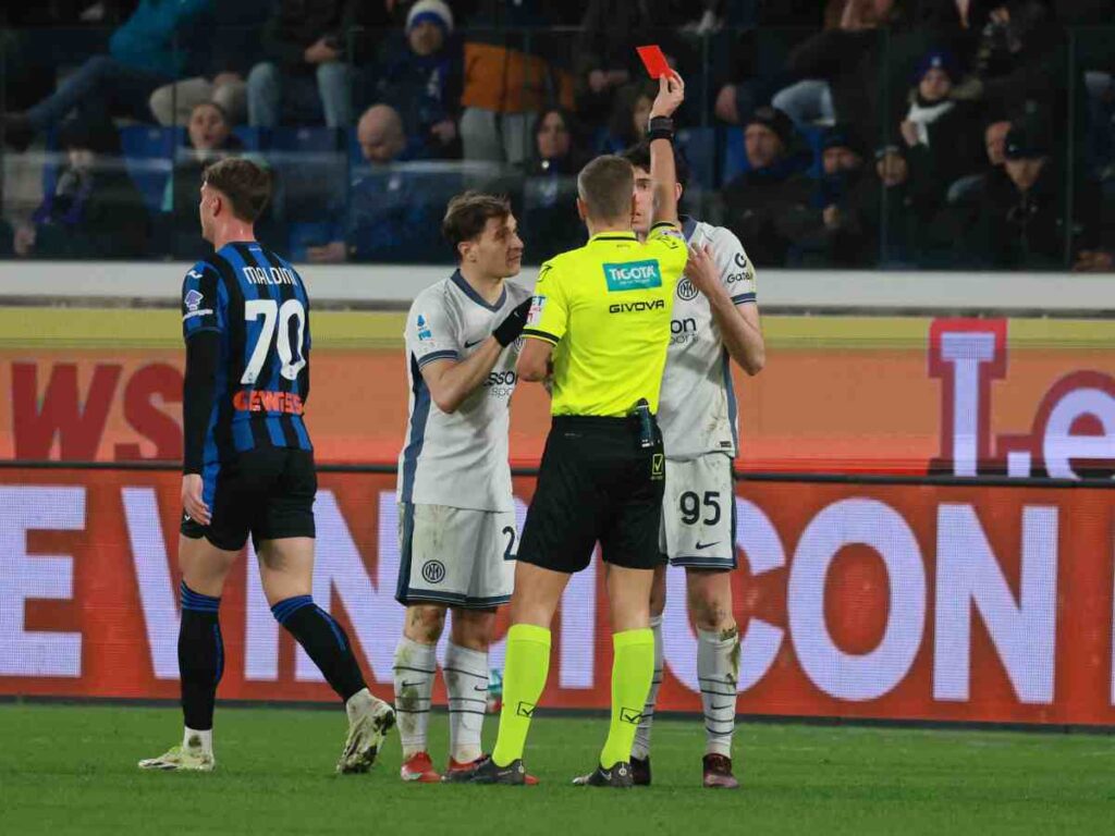 Davide Massa estrae un cartellino rosso