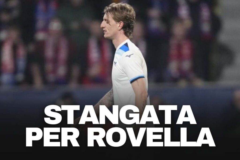 Rovella sconsolato di profilo mentre esce dal campo con indosso la maglia della Lazio