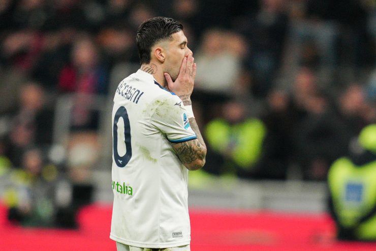 Zaccagni sconsolato con la maglia della Lazio con le mani sul volto