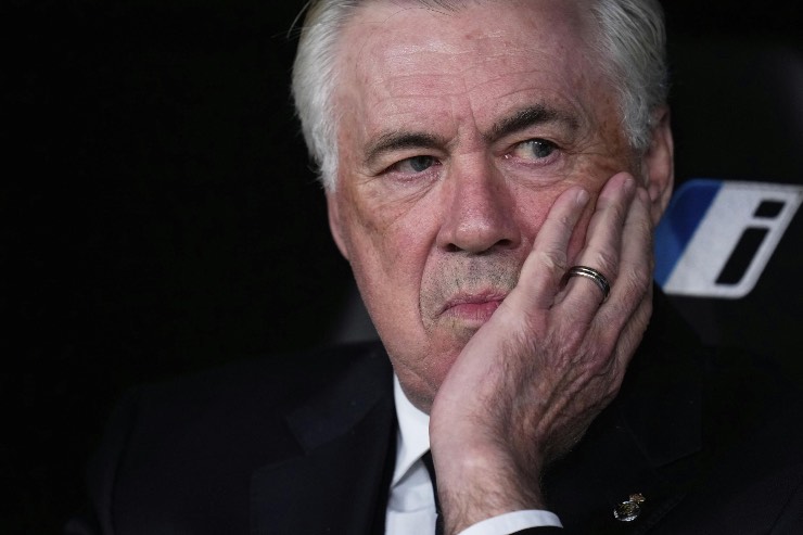 Ancelotti seduto in panchina