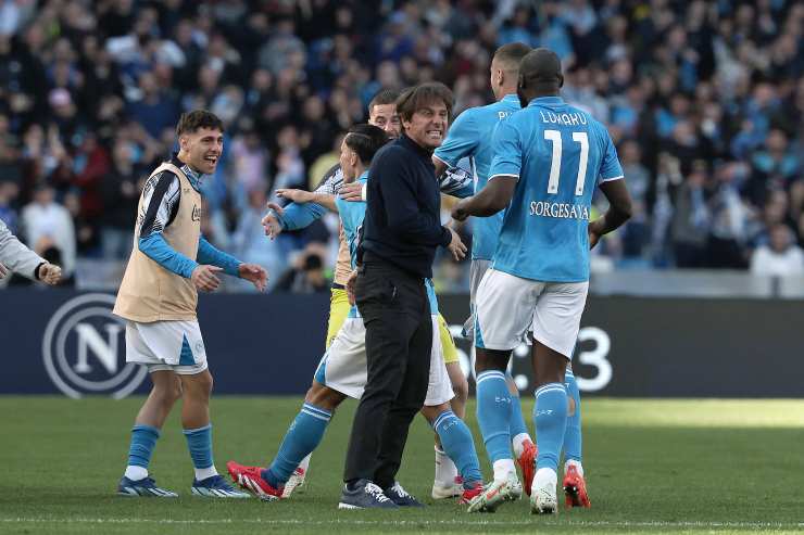 Antonio Conte abbraccia la squadra dopo il successo