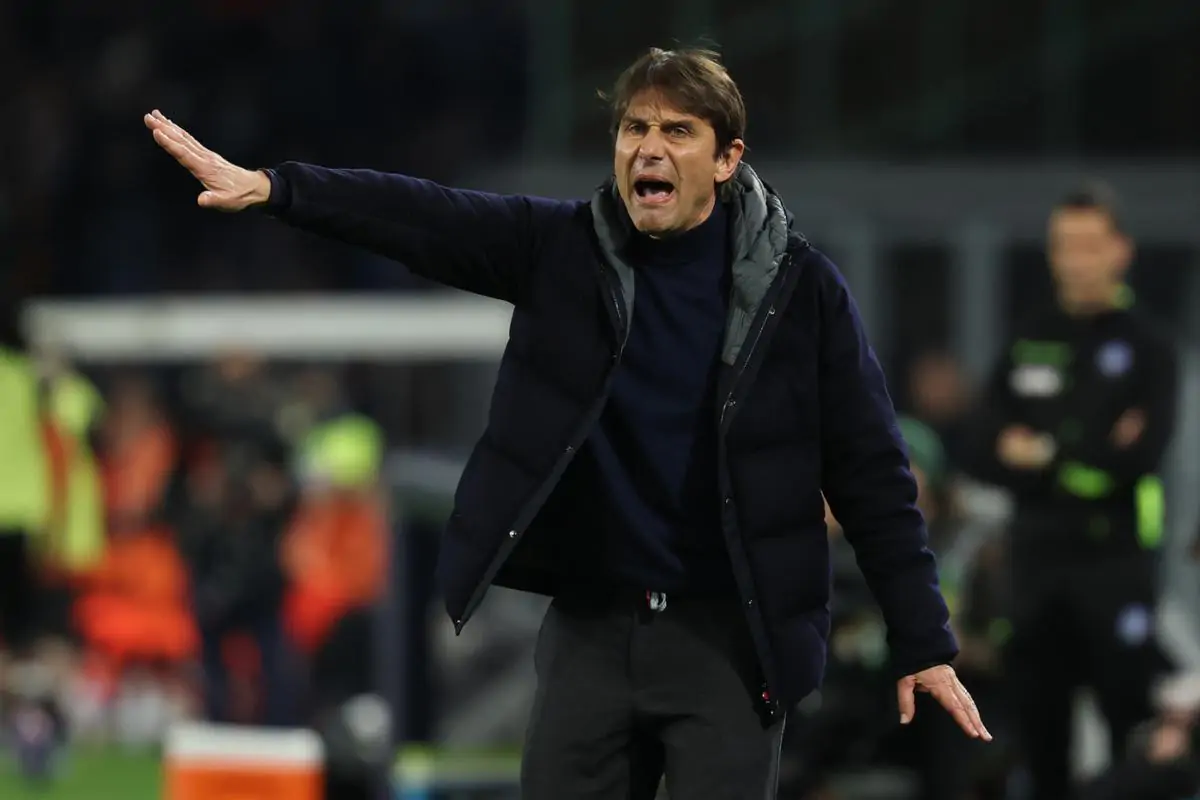 Antonio Conte dà indicazioni durante il match