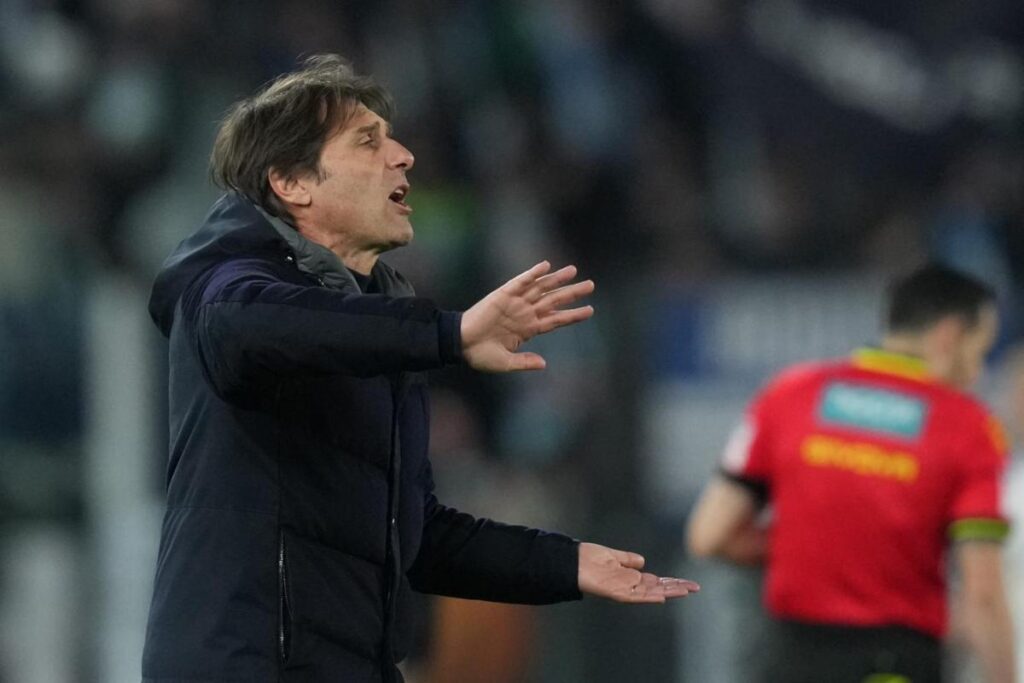 Antonio Conte dà indicazioni durante la partita