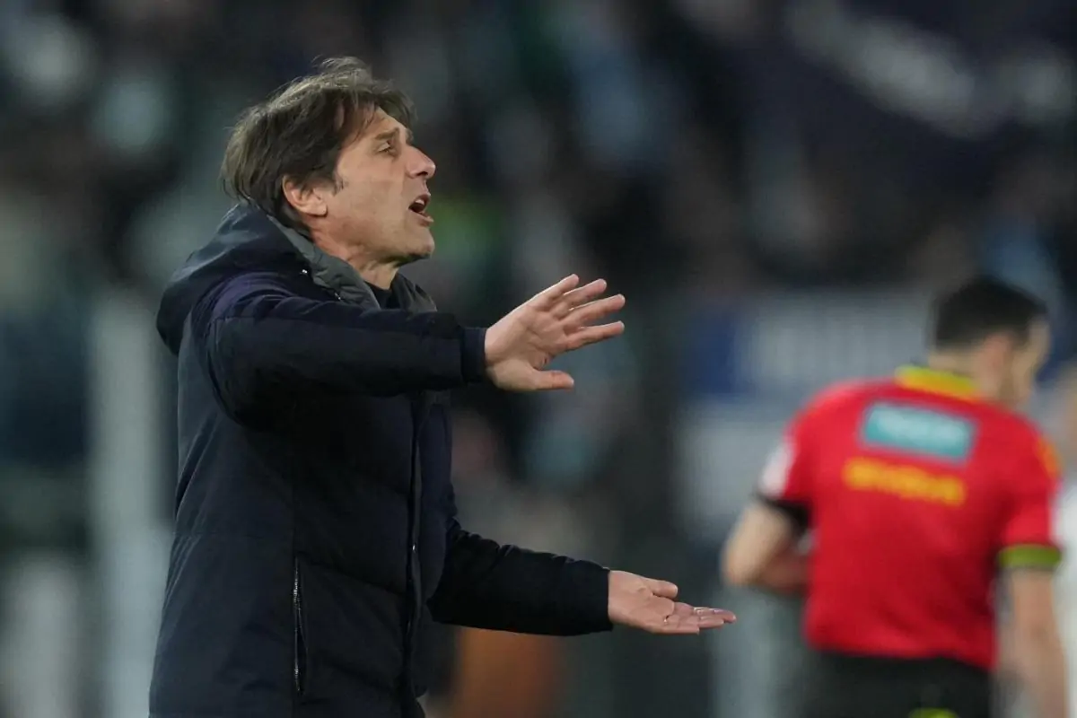 Antonio Conte dà indicazioni durante la partita