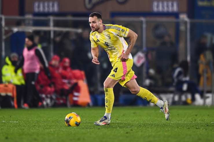 Federico Gatti corre durante un match