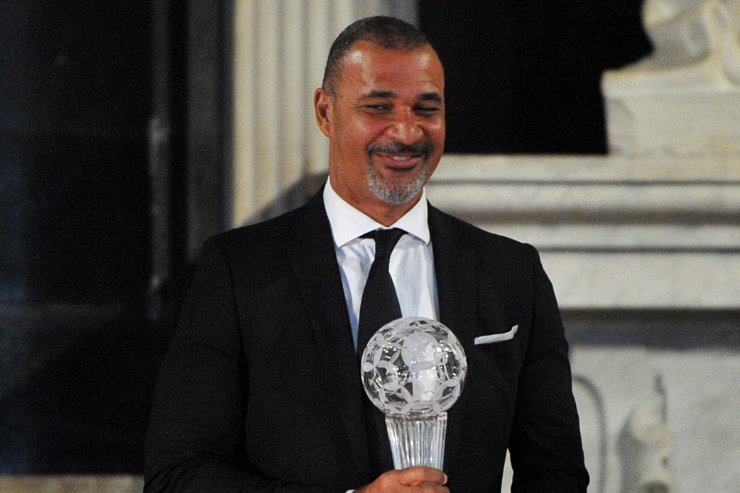 Gullit sorridente con un trofeo in mano