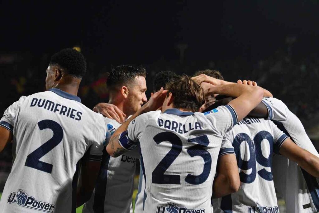 Giocatori Inter si abbracciano