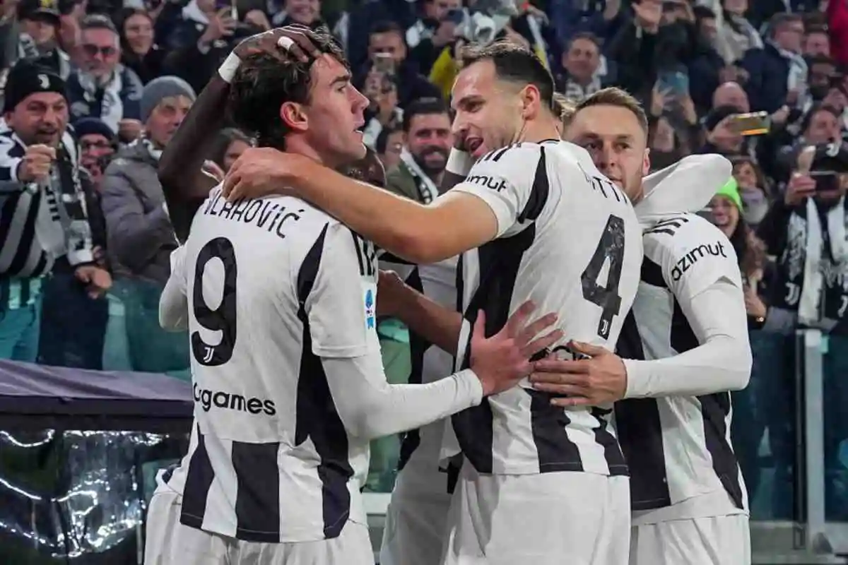 Giocatori Juve si abbracciano