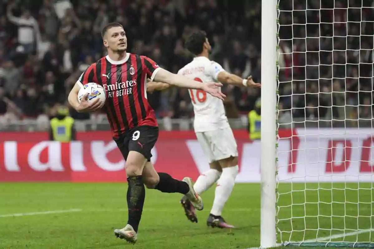 Luka Jovic esulta dopo il gol