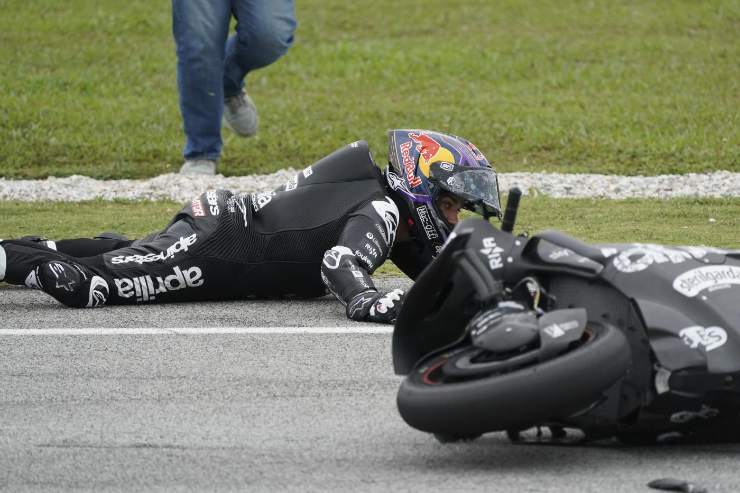 Caduta Martin in pista