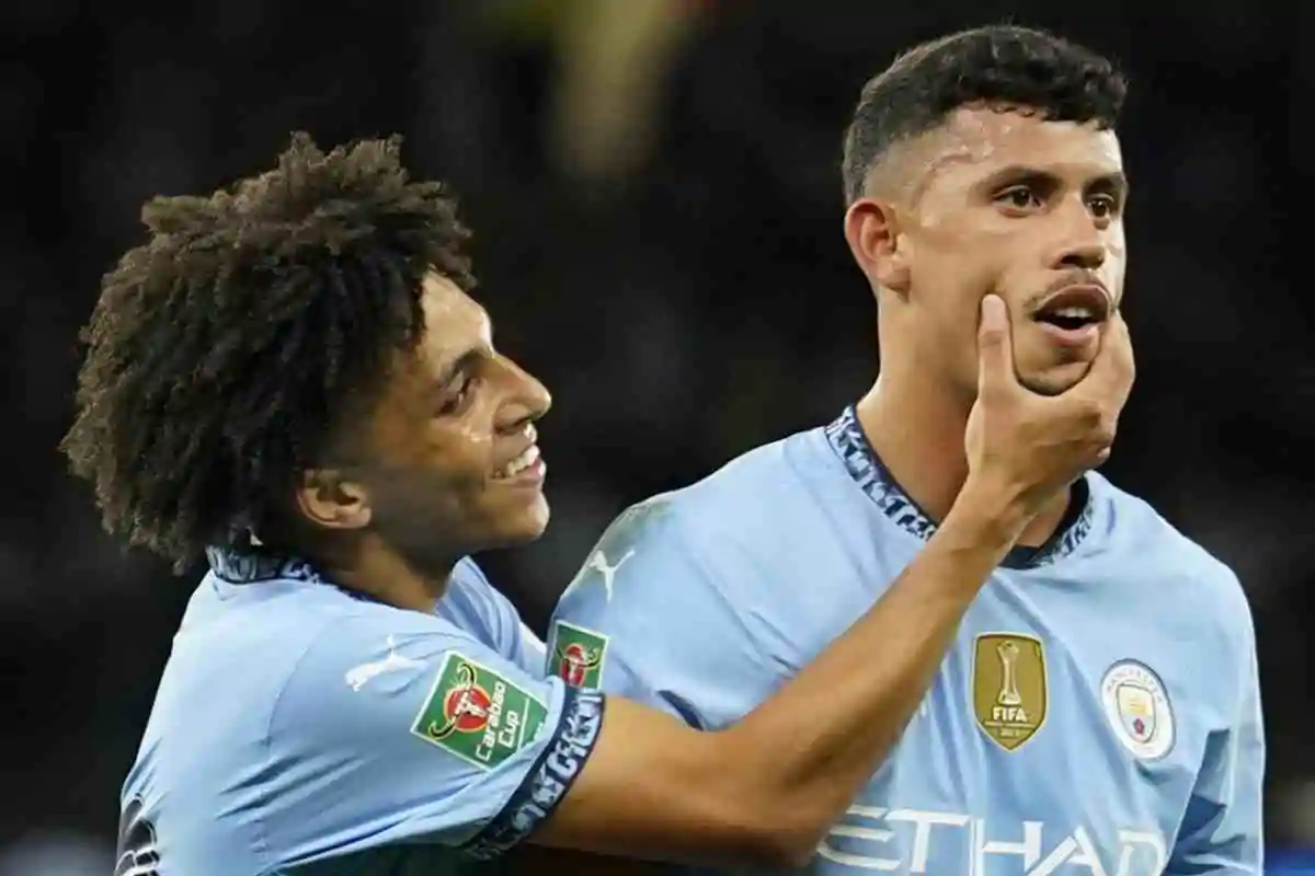 Matheus Nunes con un compagno al Manchester City