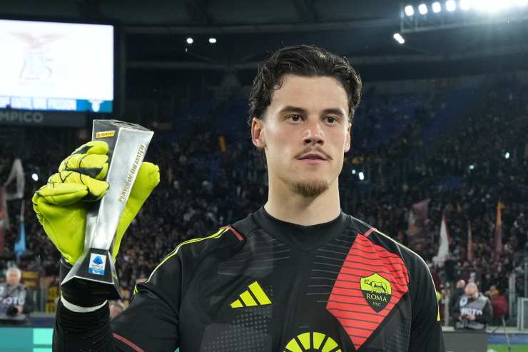 Mile Svilar con il premio di MVP di Lazio-Roma
