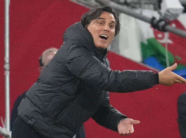 Montella mentre dà indicazioni