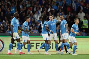 Giocatori Napoli esultano per il gol segnato