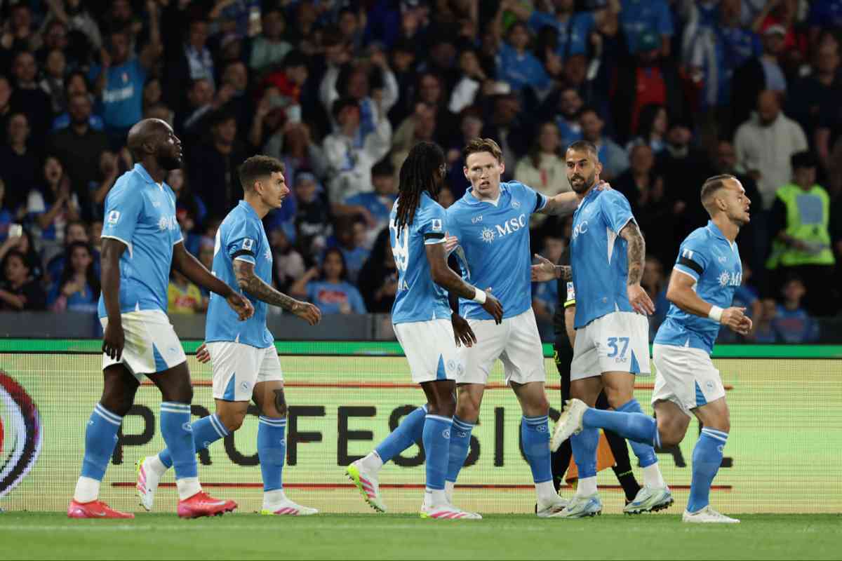 Giocatori Napoli esultano per il gol segnato