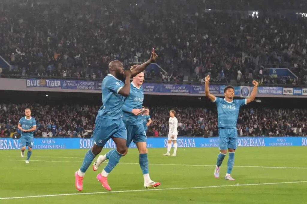 Lukaku esulta insieme a McTominay e Neres