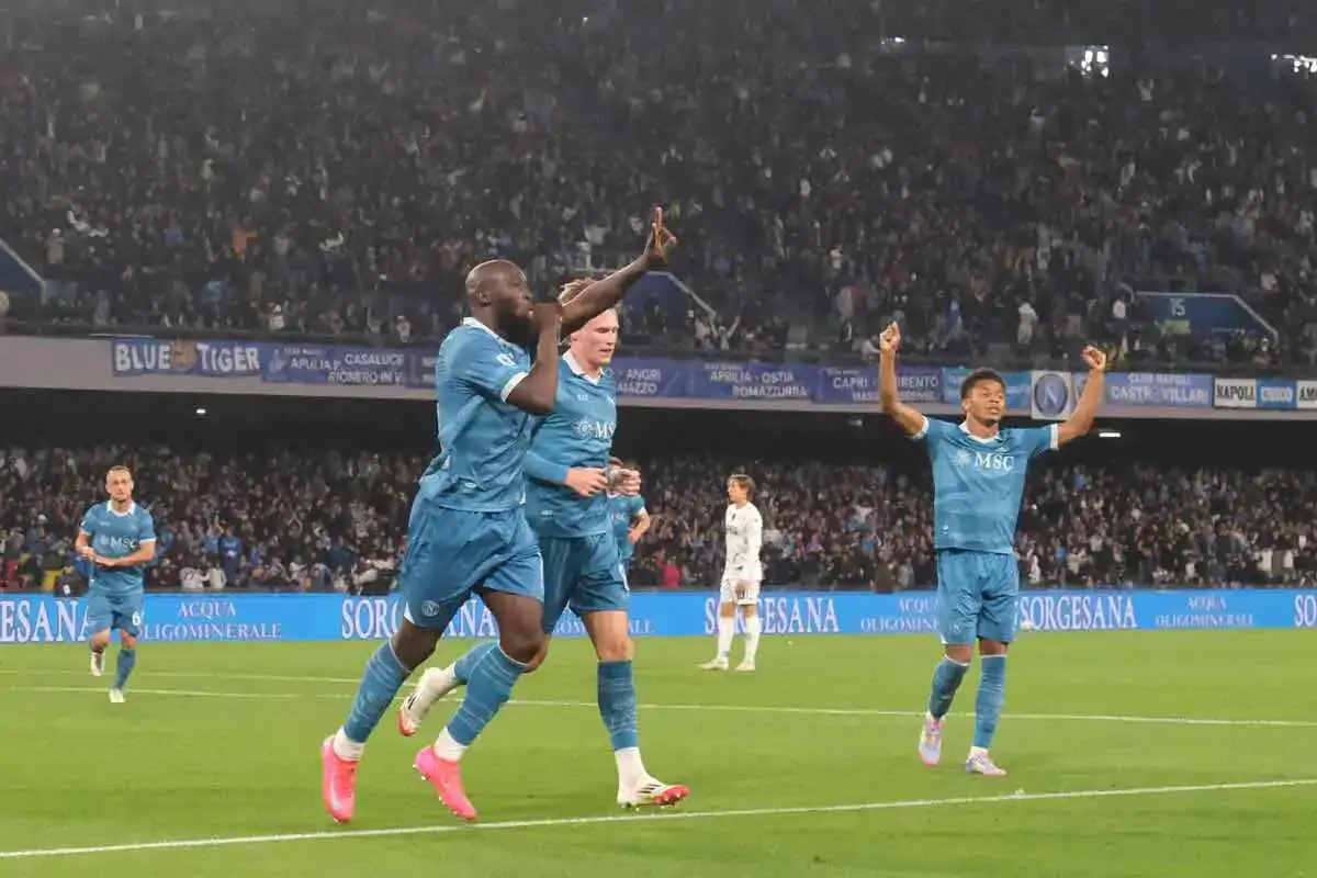 Lukaku esulta insieme a McTominay e Neres