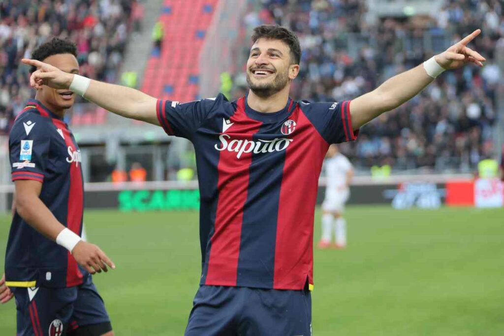Orsolini esulta dopo un gol