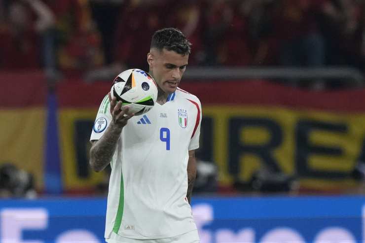 Gianluca Scamacca con la maglia della Nazionale
