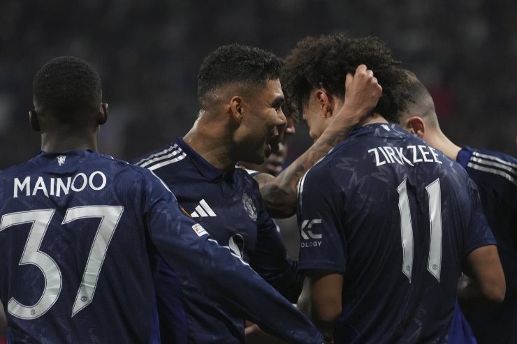 Zirkzee abbracciato dai compagni