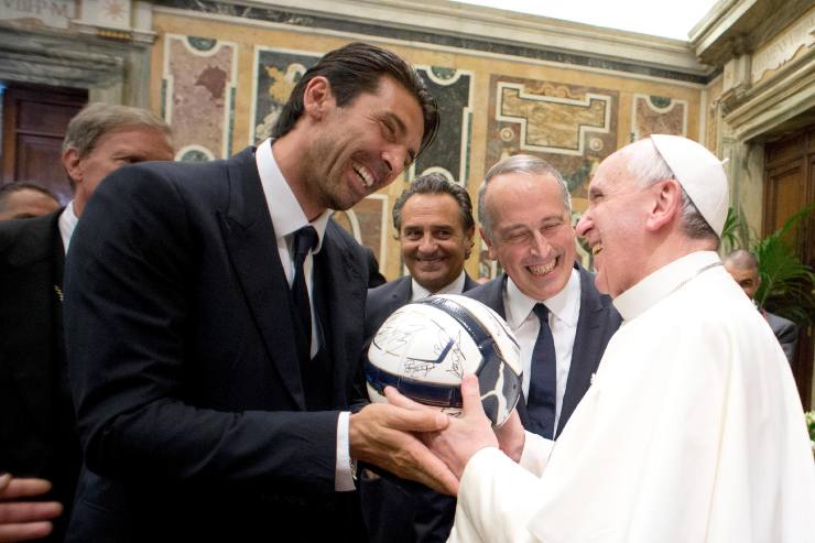 Buffon consegna un pallone da calcio a Papa Francesco