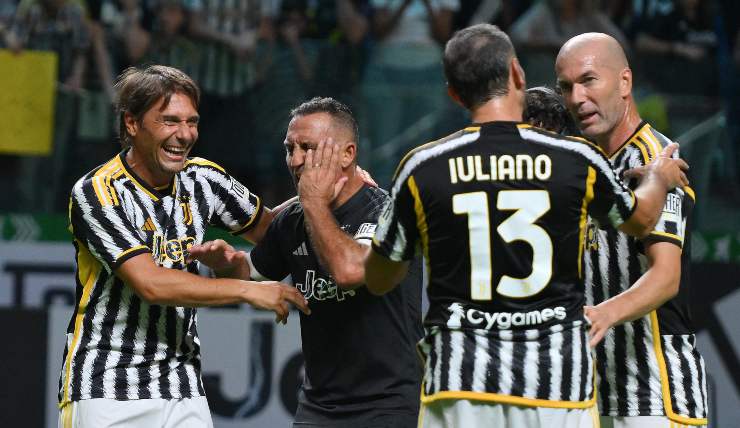 conte con le leggende della juventus