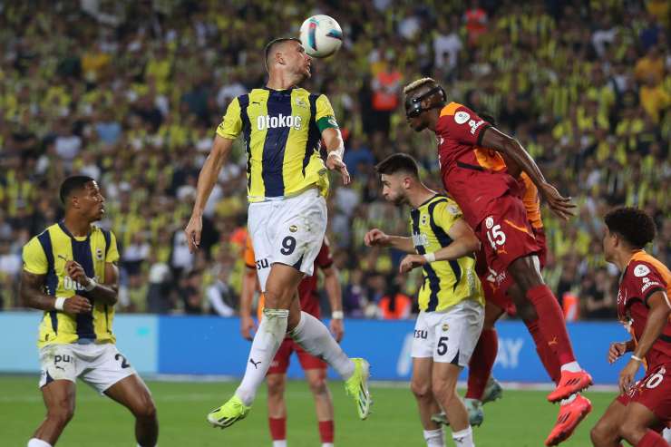 dzeko e osimhen a contrasto