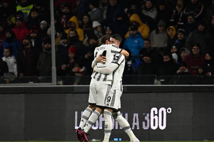 Fagioli e Vlahovic abbracciati dopo un gol segnato della Juventus