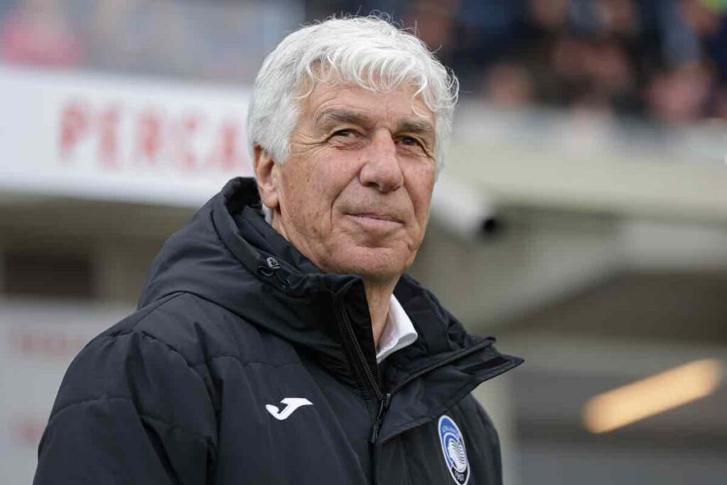 Gasperini osserva da bordo campo