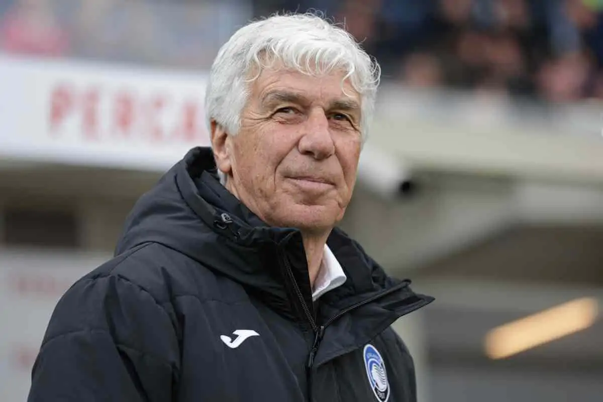 Gasperini osserva da bordo campo