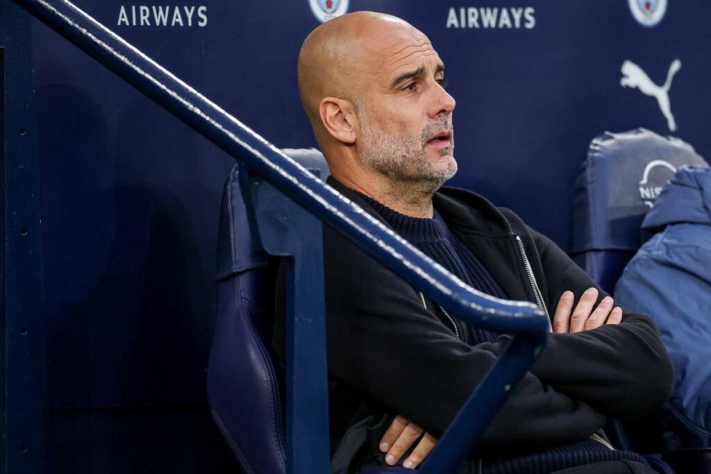 guardiola seduto in panchina