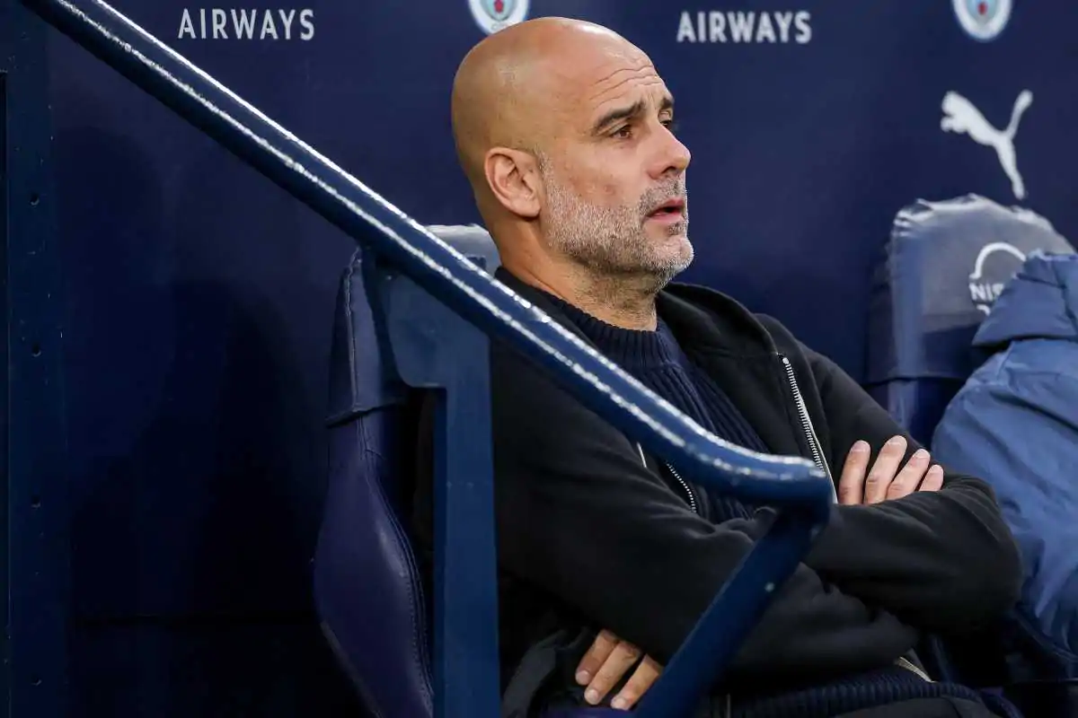 guardiola seduto in panchina